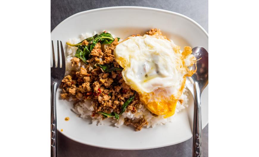 Fűszeres thai bazsalikomos csirke (Pad Kra Pao Gai)